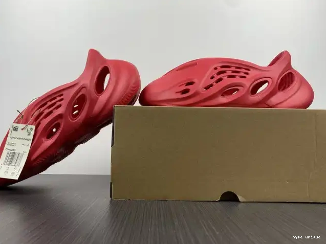 hype CW3355 Red Yeezy Adidas Foam 0608